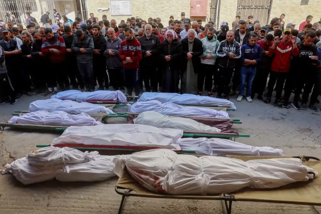 Los bombardeos israelíes en Gaza reavivan el caos de la guerra: &#8216;El suelo está sembrado de cadáveres&#8217;