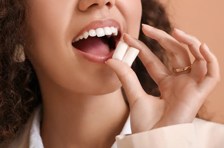 Cada chicle que masticas libera miles de microplásticos en tu boca, según investigadores