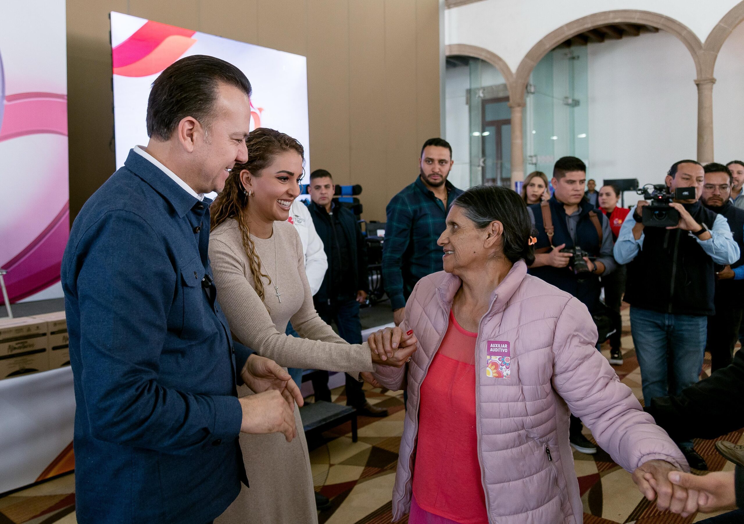 Entregan aparatos a personas con discapacidad y adultos mayores 