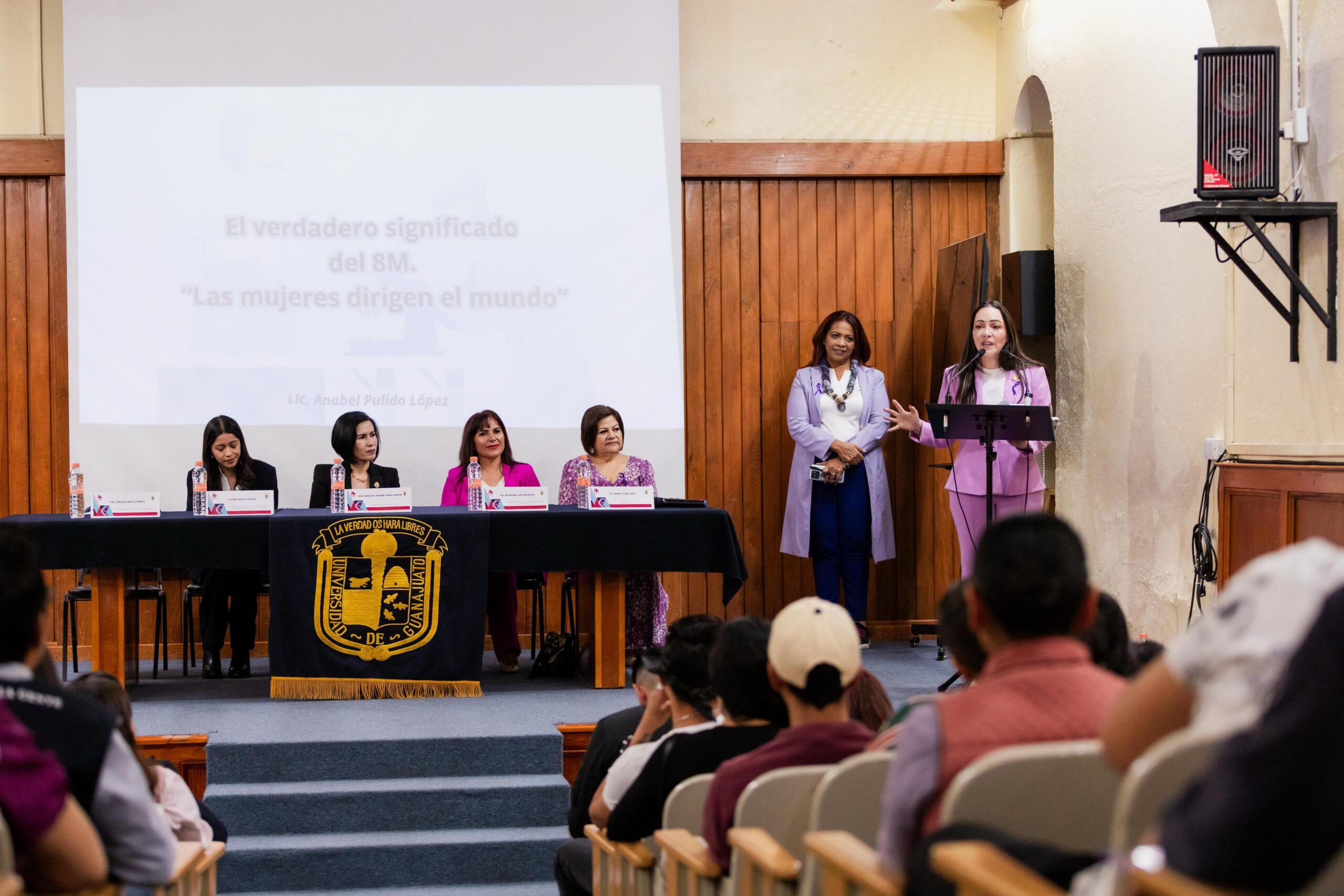 Alcaldesa de Guanajuato capital llama a estudiantes romper barreras de género
