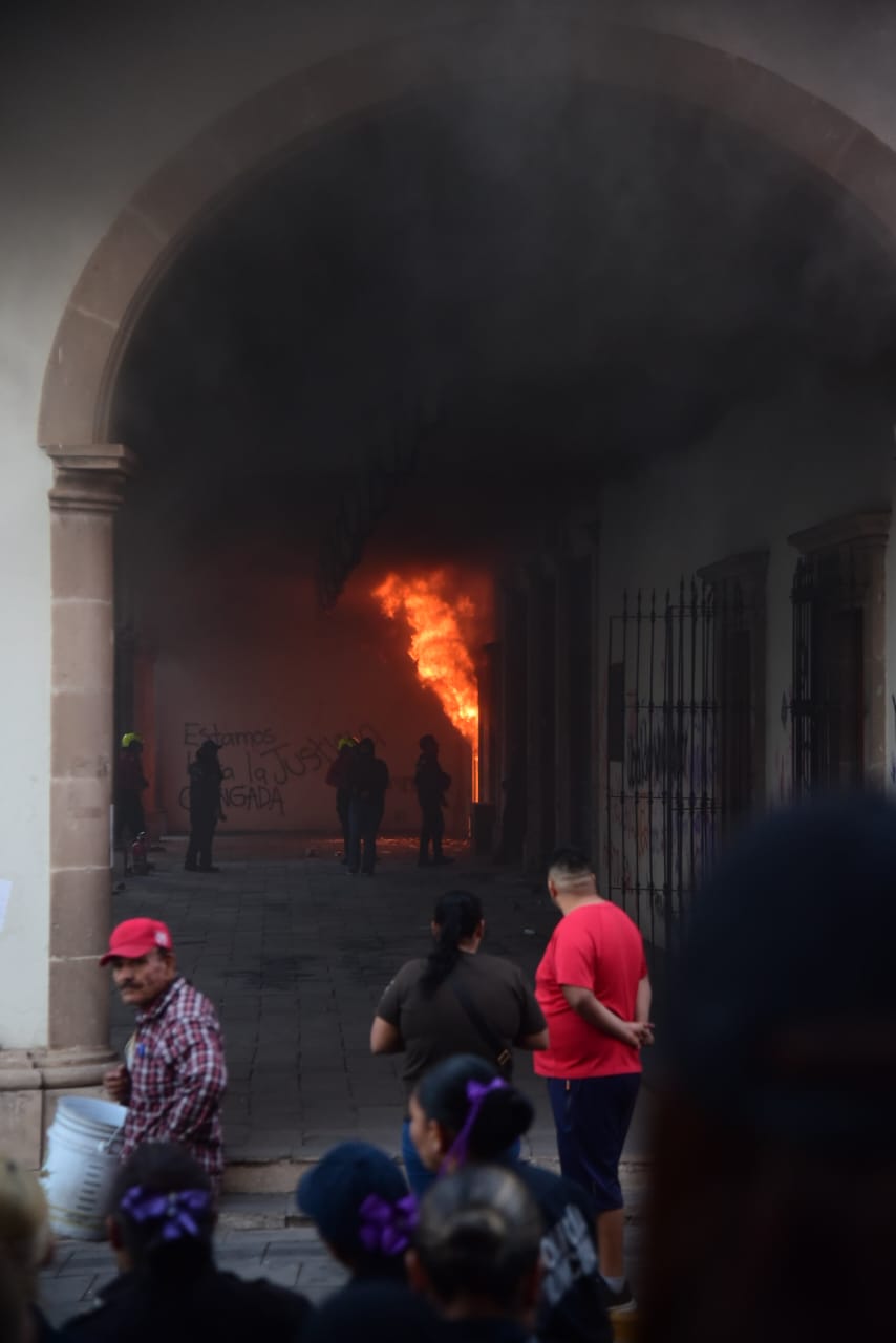 Incendian Congreso de Durango durante marcha del 8M