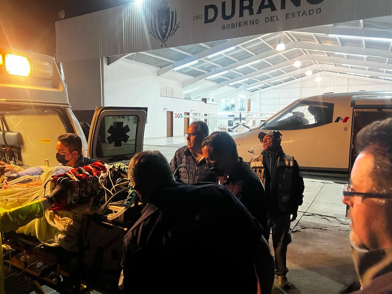 Sobreviviente del accidente en carretera viaja a CDMX para atención médica especializada 