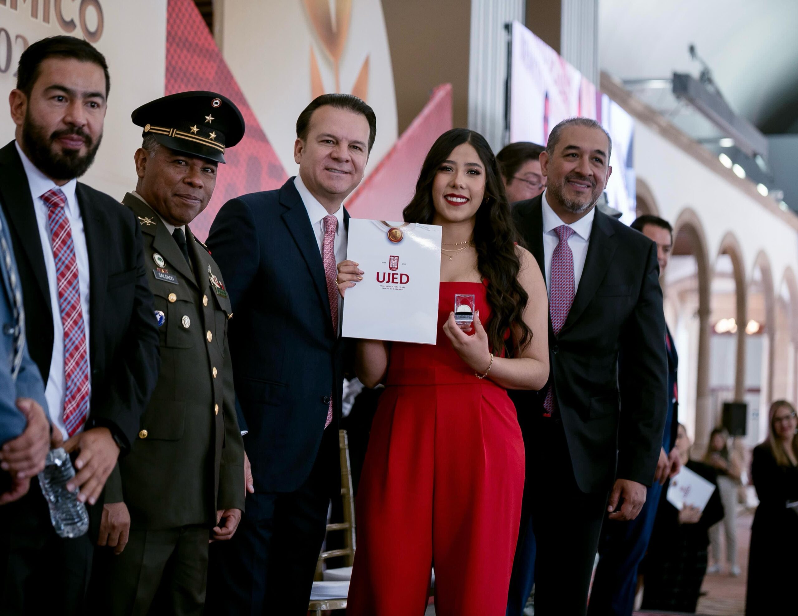 Otorgan más de 600 medallas al mérito académico “Benito Juárez”