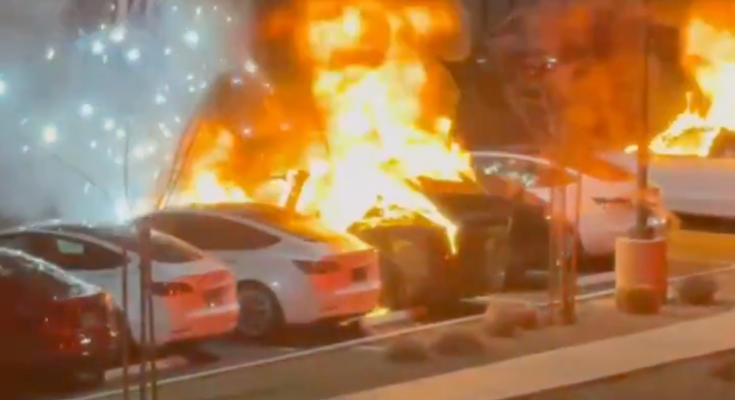 Incendian un centro de servicio de Tesla en Las Vegas