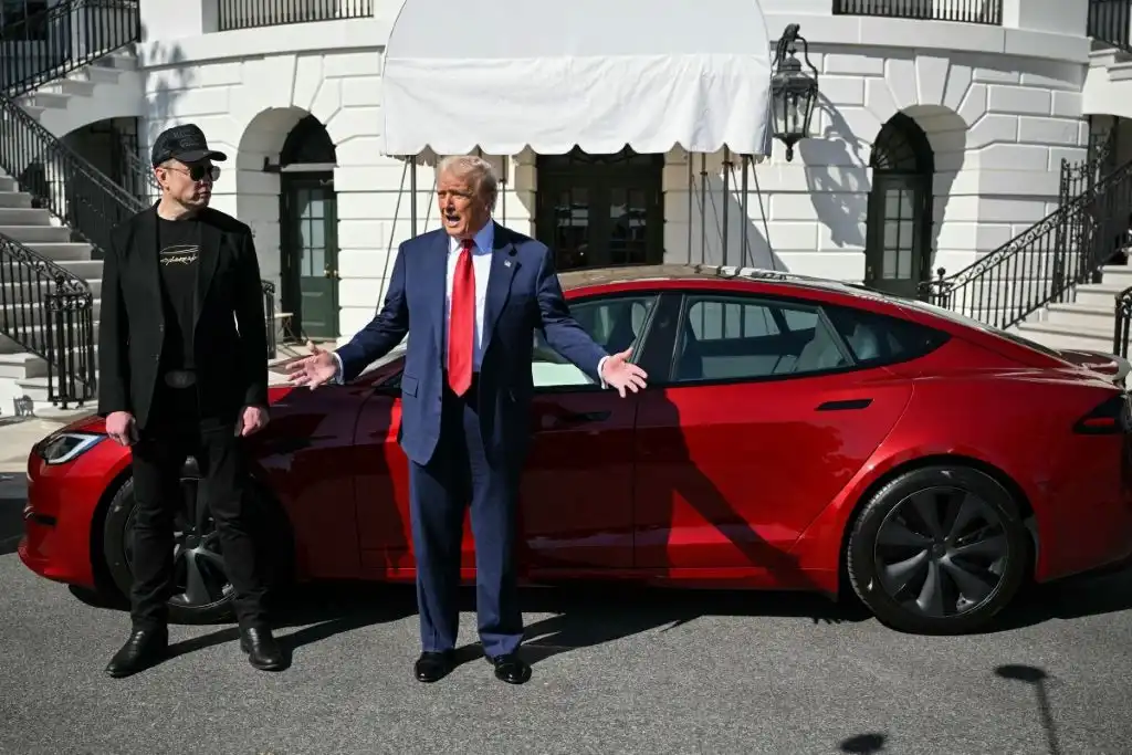 Trump propone enviar a El Salvador a quienes ataquen Tesla: &#8216;Espero ver a esos terroristas recibir sentencias de 20 años&#8217;