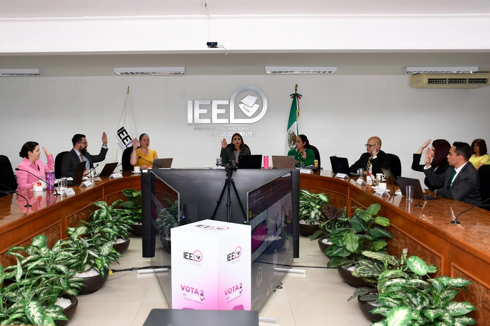 En medio de críticas al proceso, aprueba IEE candidaturas para elección judicial local