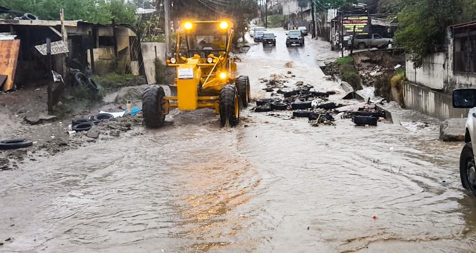 Autoridades de Tijuana atiende emergencias tras intensas lluvias y habilita refugio para afectados