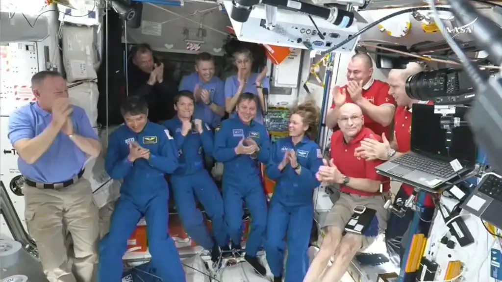 Astronautas atrapados en el espacio se alistan para volver a casa después de casi un año