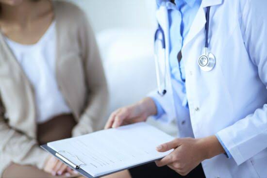Proponen testigos en consultas para proteger a pacientes y médicos de denuncias falsas