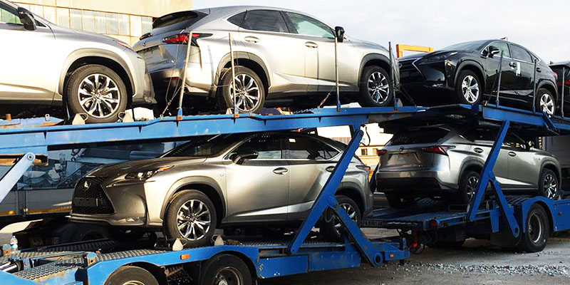 EE.UU. retrasa aranceles a autos de México y Canadá en medio de tensiones comerciales