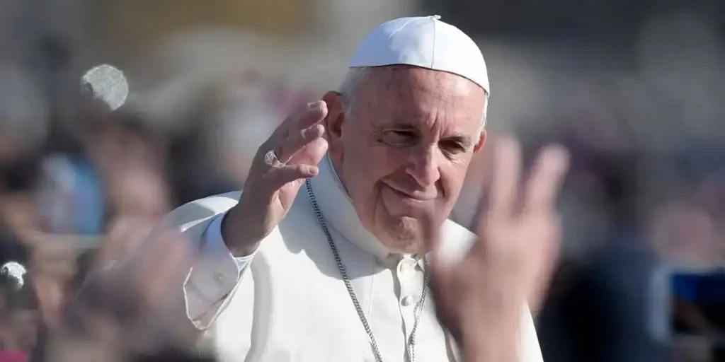 Desde el hospital y con un pastel, el papa Francisco conmemora 12 años de pontificado