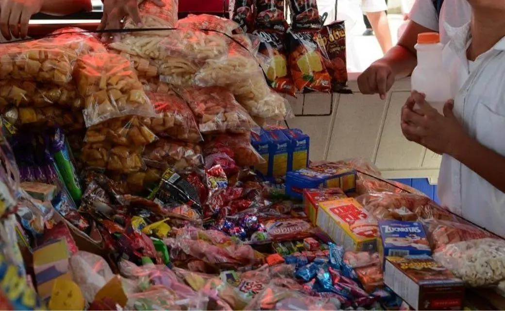 SEP aclara que prohibición de comida chatarra solo es al interior de las escuelas