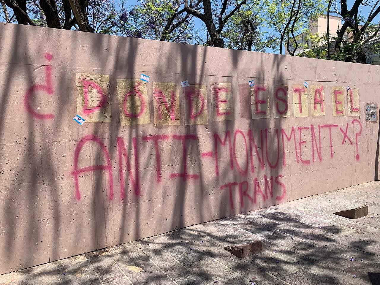 Tras manifestación, promete gobierno reinstalación de antimonumento trans