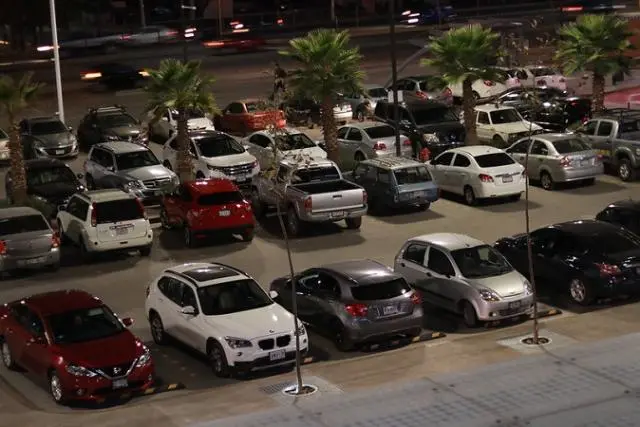 Estacionamientos en baldíos aledaños a la FNSM son ilegales, advierte municipio