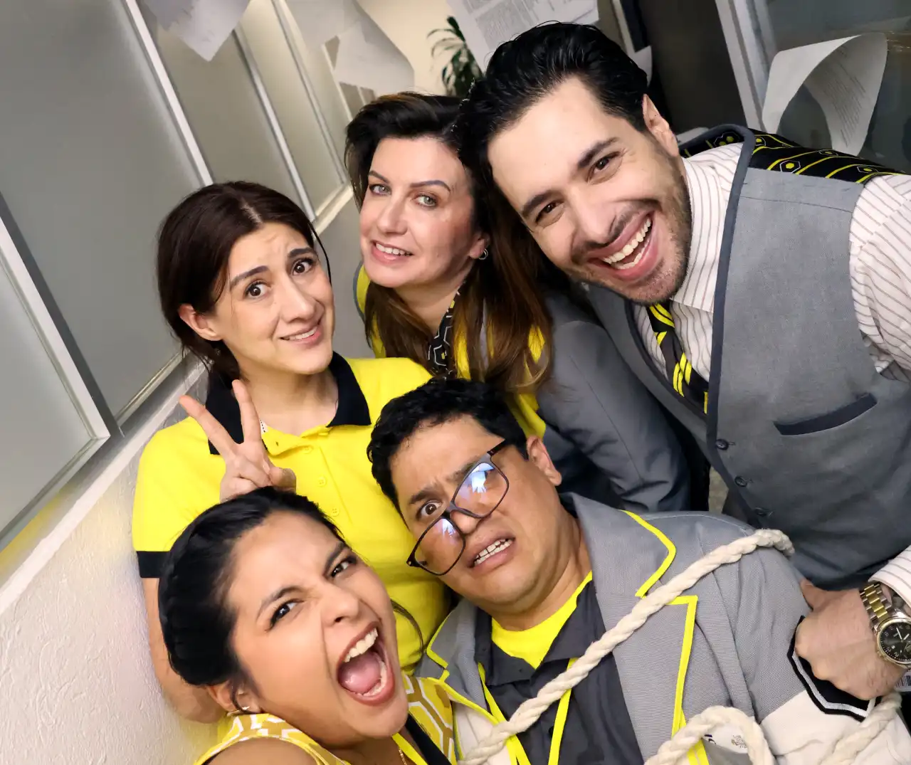&#8216;Todo está bien&#8217;: La comedia que desnuda el absurdo laboral desde el humor