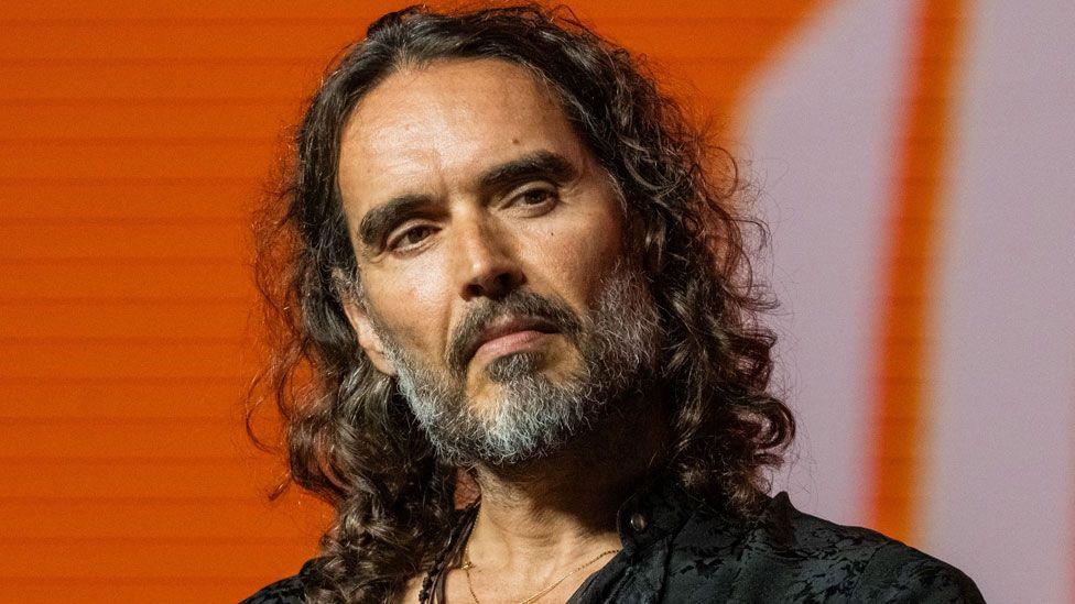 Russell Brand, formalmente acusado de violación y abuso sexual por autoridades británicas