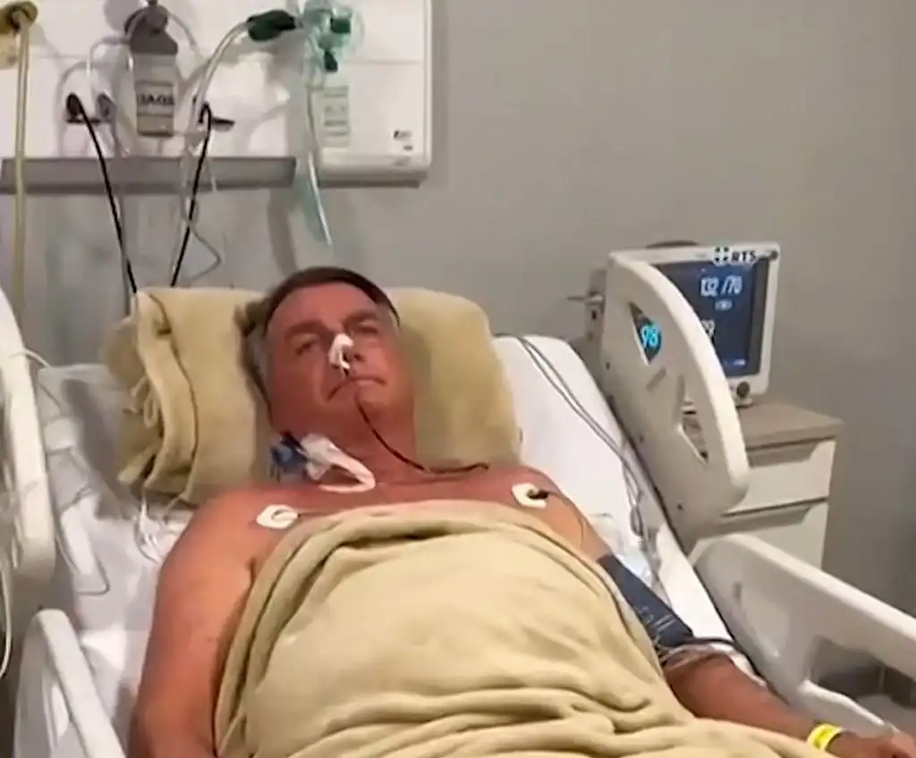 Bolsonaro es operado de urgencia por secuelas del ataque de 2018