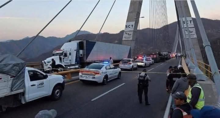 Tres policías mueren tras colisión en la supercarretera Durango-Mazatlán