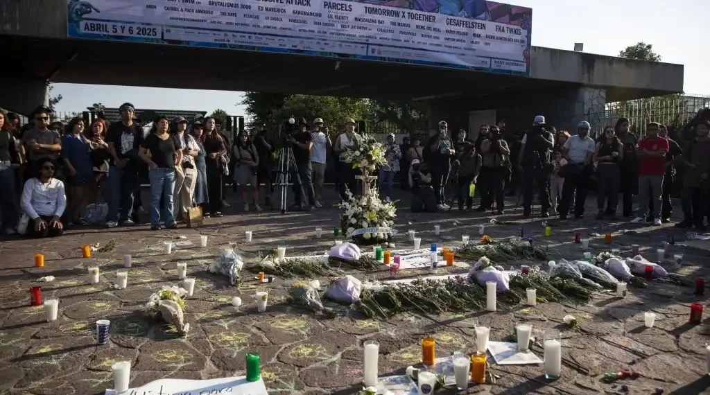 Decenas de personas se manifiestan frente a la entrada principal del Parque Bicentenario para exigir justicia e investigación adecuada tras el colapso de una grúa en el Festival AXE ceremonia. (Andrea Murcia / Cuartoscuro)