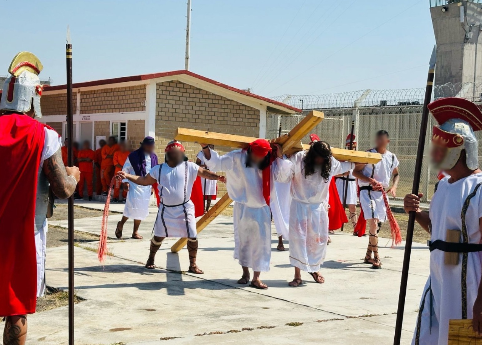 Reclusos en Guanajuato representaron la Semana Santa con viacrucis