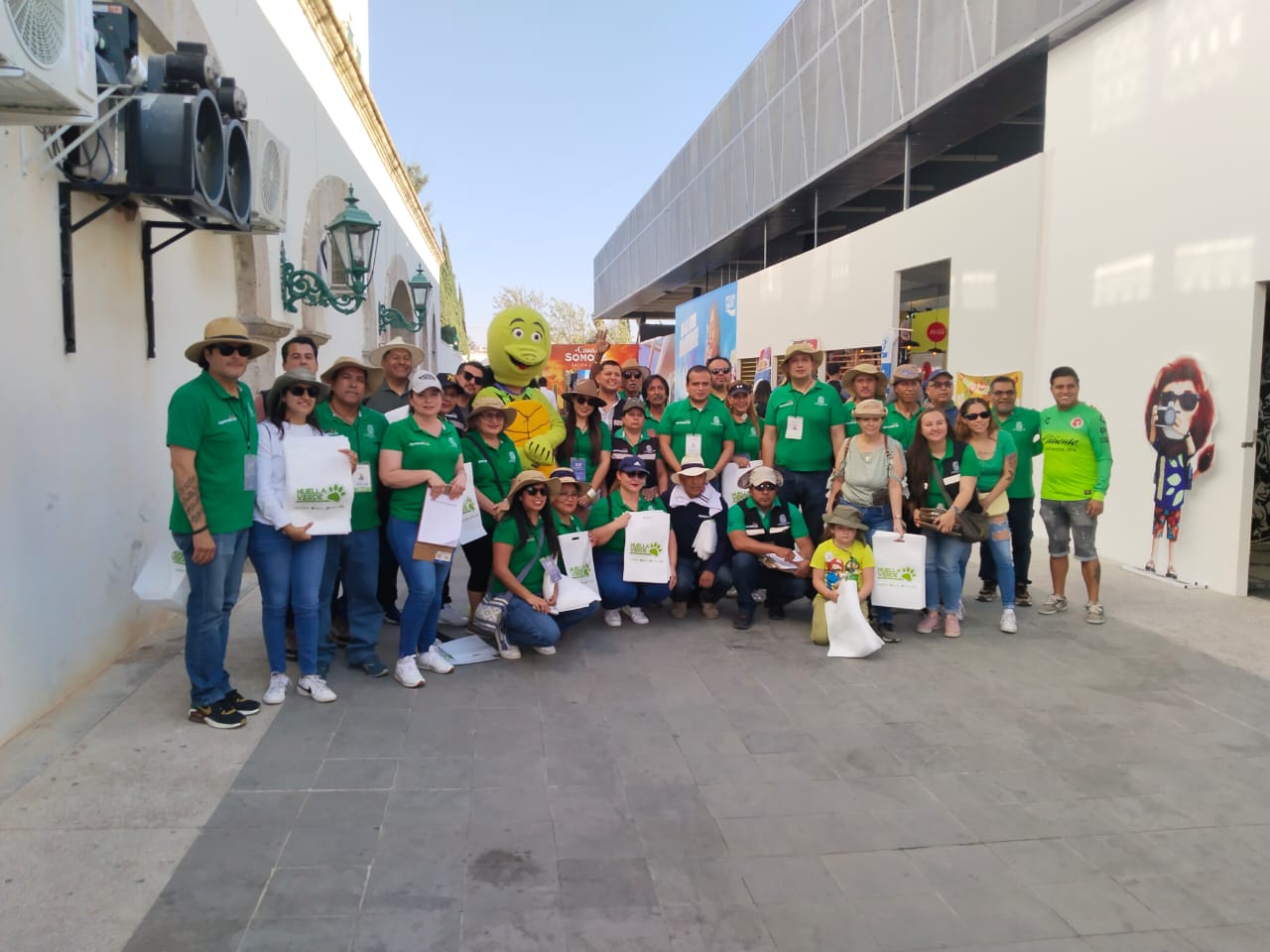 Entregan bolsas reutilizables en el Feria de San Marcos