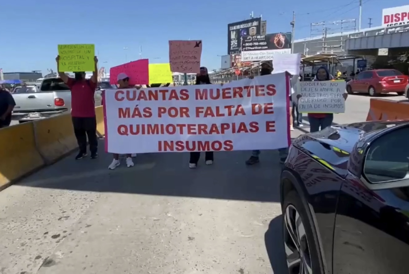 Desesperación en la frontera: pacientes con cáncer toman las calles y bloquean la Garita de San Ysidro