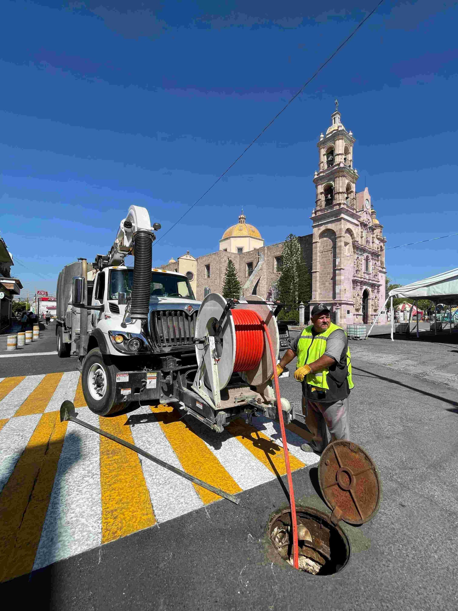 Dan mantenimiento a alcantarillado previo a la FNSM