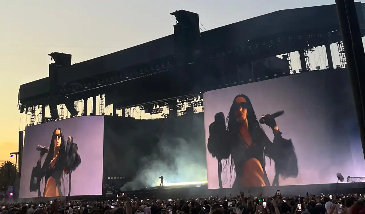 Coachela 2025: Charli XCX despide el ‘BRAT summer’ y no lo hace sola