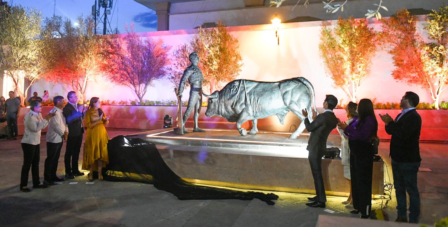 Presenta gobierno de Aguascalientes escultura del torero Arturo Macías &#8220;El Cejas&#8221;