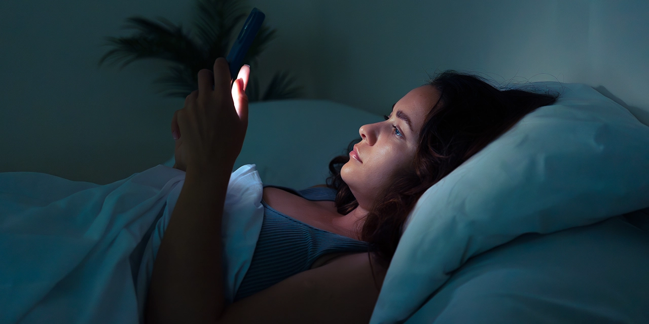 ¿Cuánto te cuesta ver el celular durante una hora antes de dormir? Científicos responden