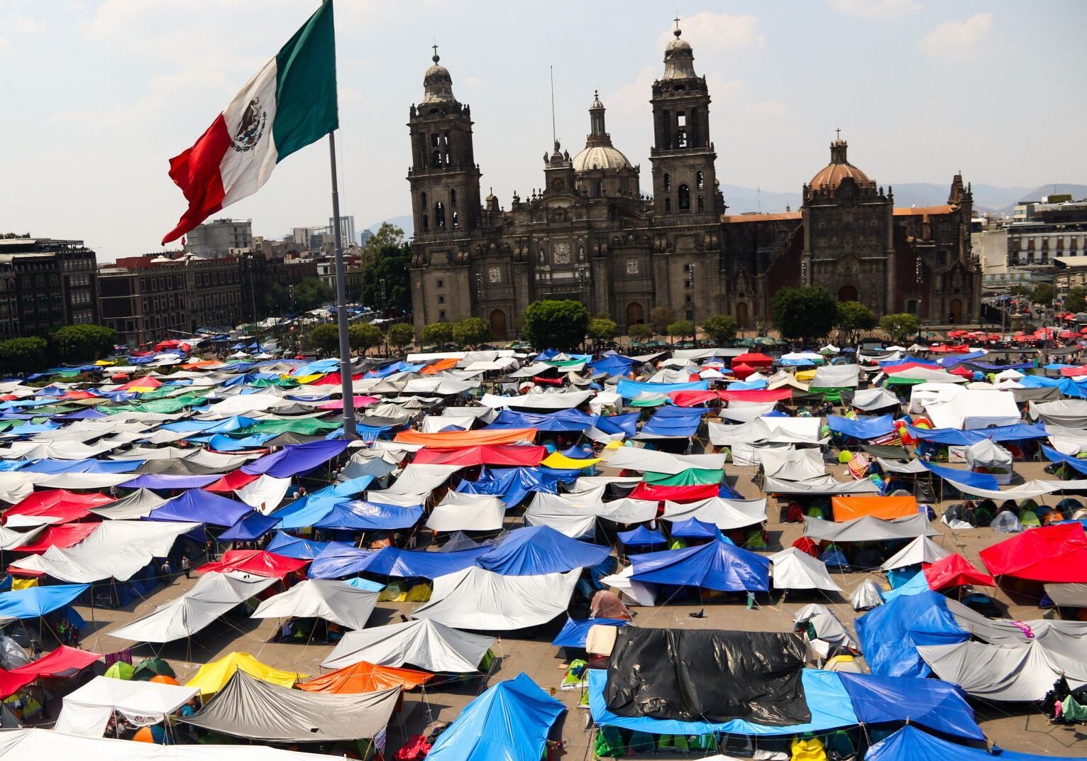 La CNTE bloquea Palacio Nacional; Sheinbaum da la mañanera vía Zoom: &#8216;No caeremos en provocaciones&#8217;