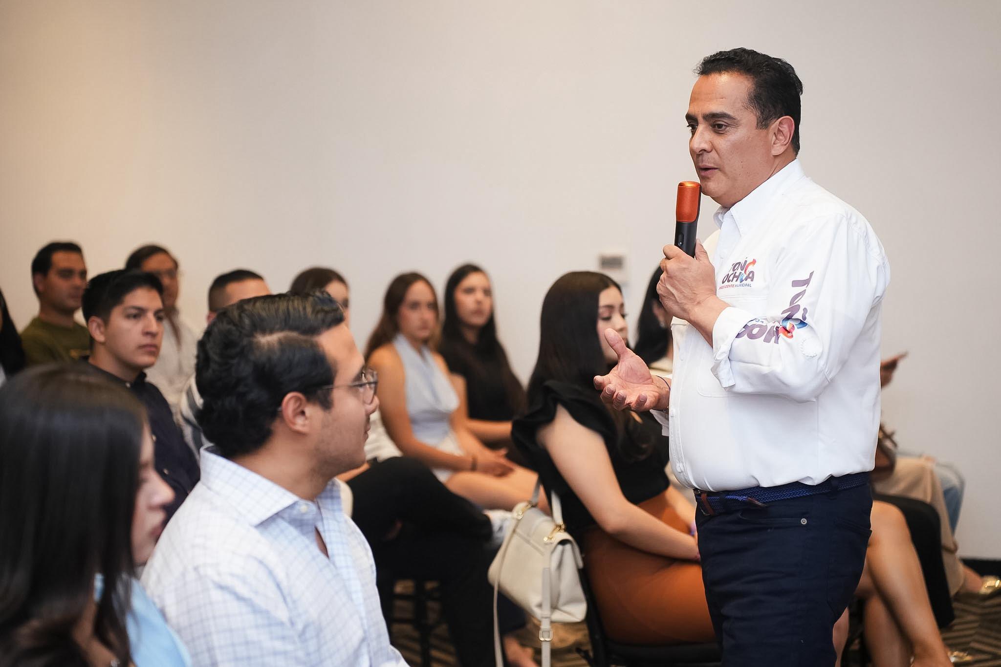 Toño Ochoa lleva campaña a la Universidad Juárez