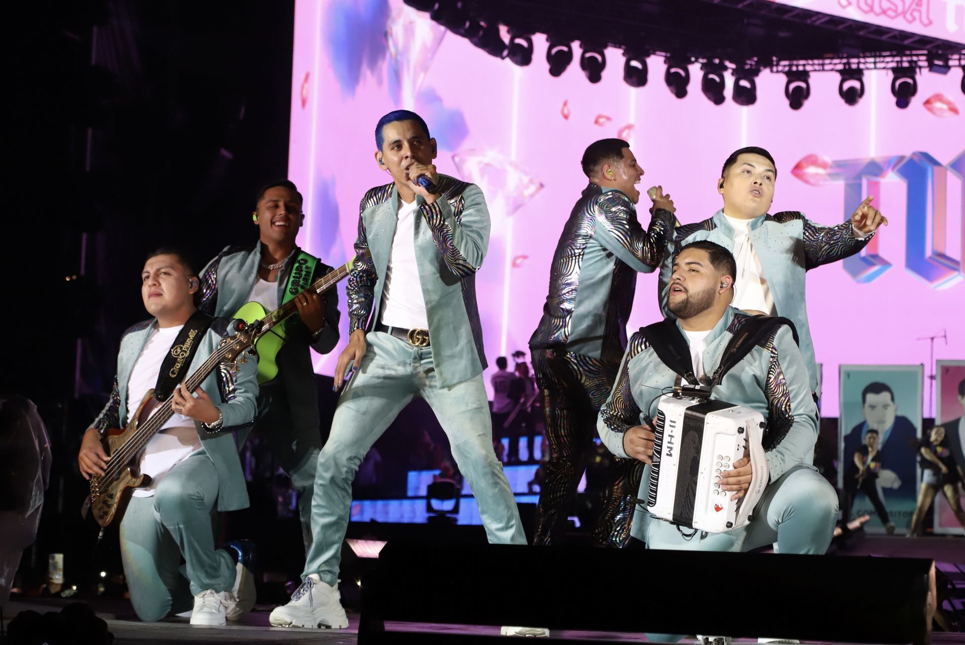 Grupo Firme cancela concierto en Estados Unidos por problemas con su visa: otro más a la lista de artistas vetados
