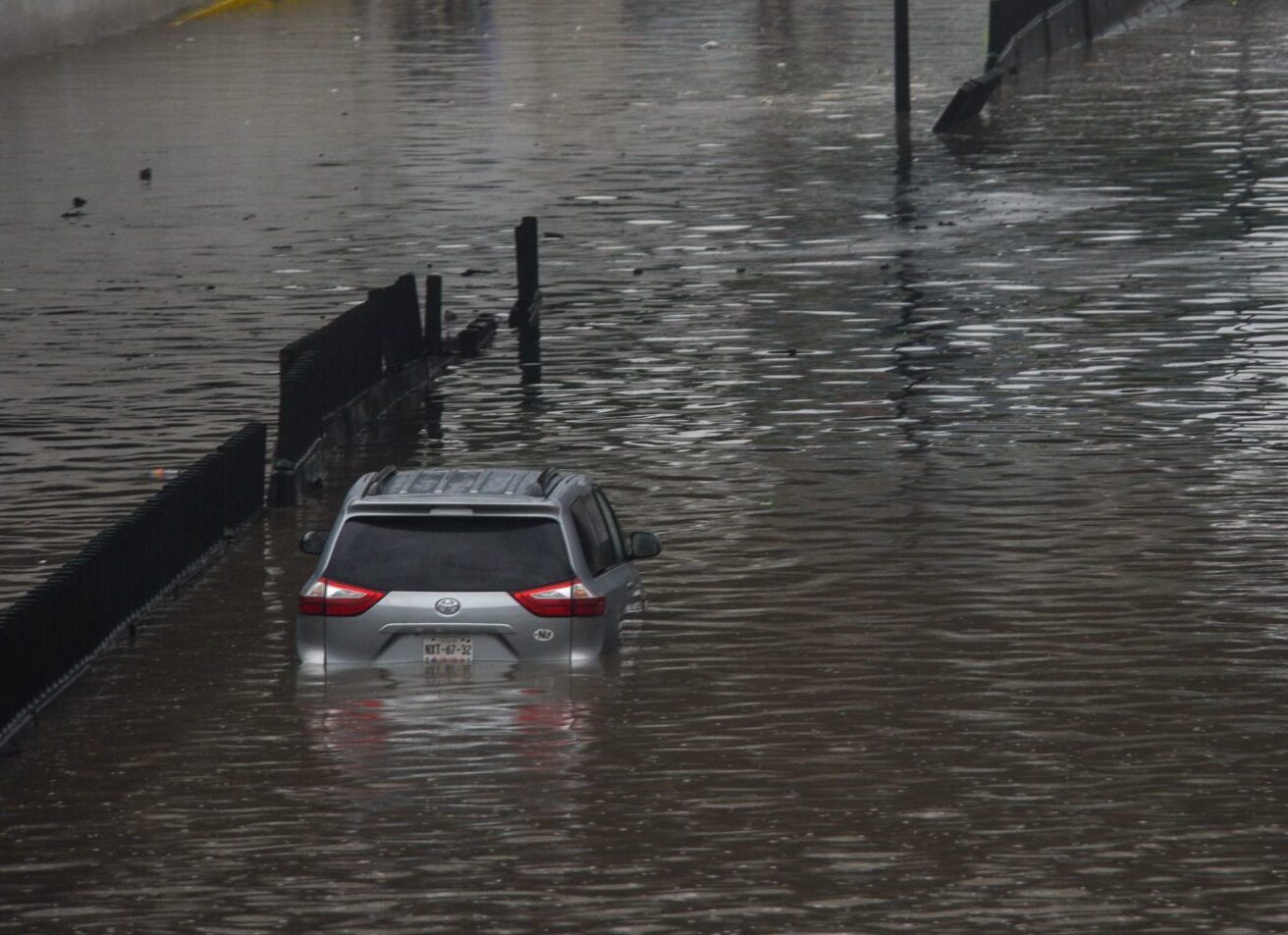 Temporada de lluvias: Qué hacer si tu auto queda atrapado, según expertos en protección civil