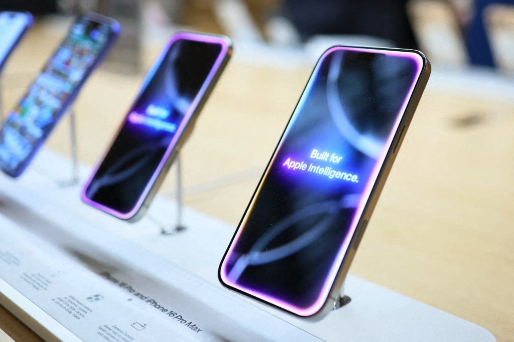 Trump amenaza a Apple; exige que fabrique los iPhones en Estados Unidos o le impondrá aranceles