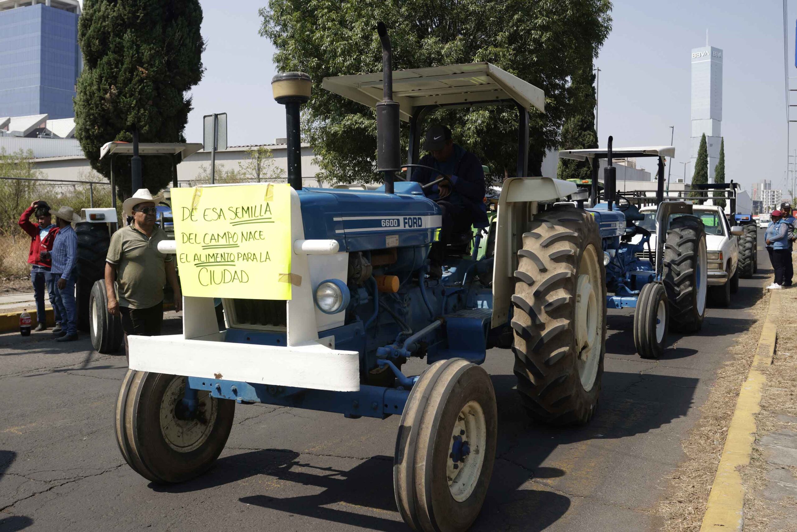 Campesinos y productores bloquean autopista Puebla-Orizaba y oficinas del SAT en Angelópolis