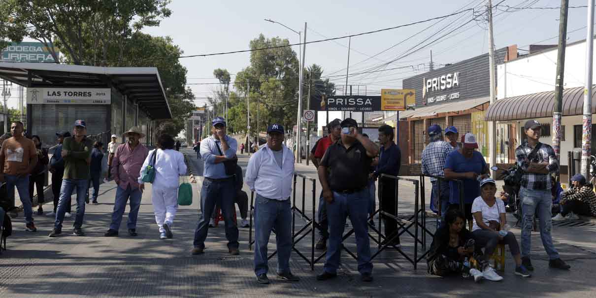 Ejidatarios cierran Valsequillo y Las Torres; conflicto agrario deja varados a usuarios del RUTA