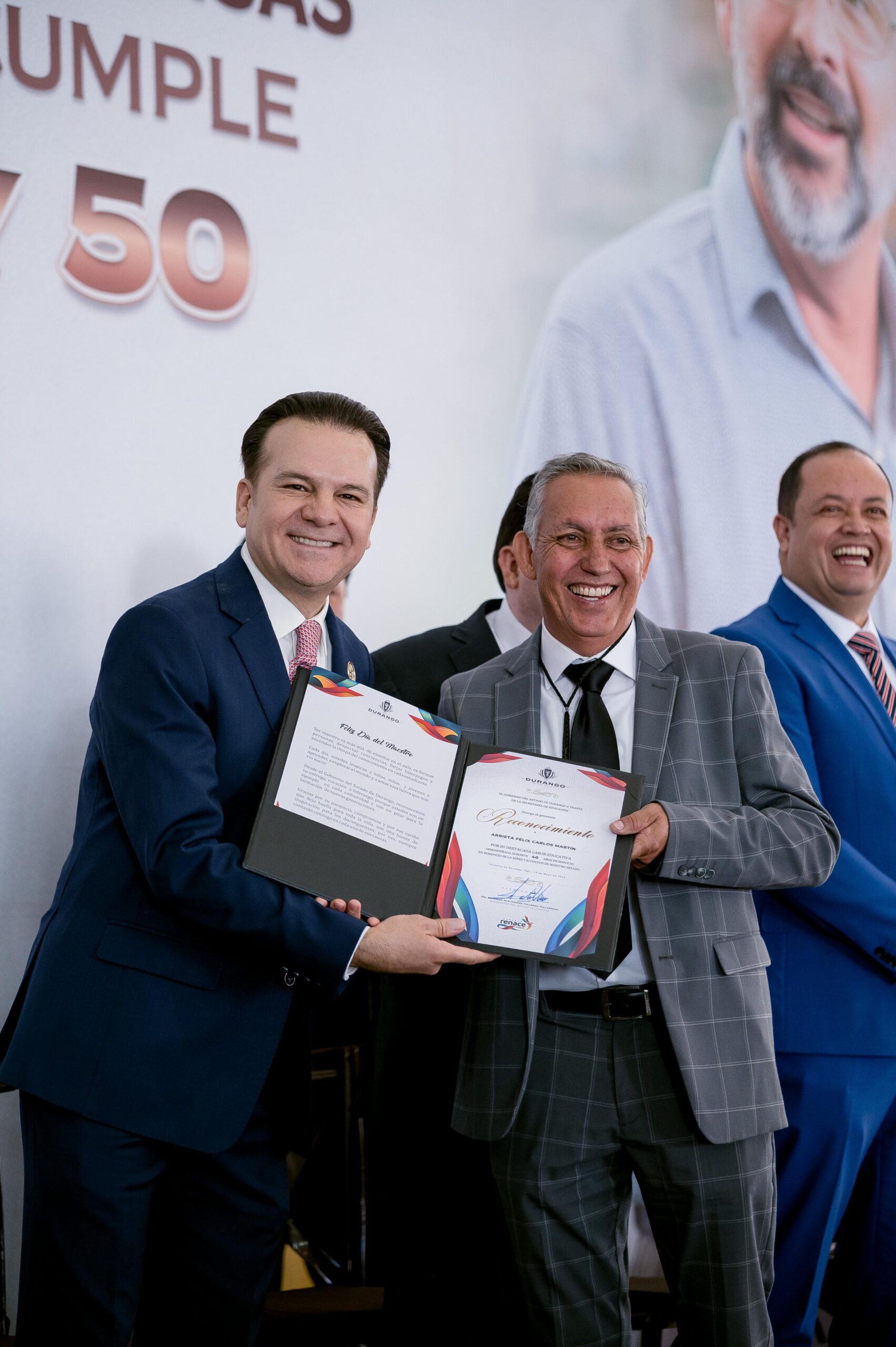 Décadas dedicadas a la enseñanza; reconocen a docentes duranguenses en el Día del Maestro