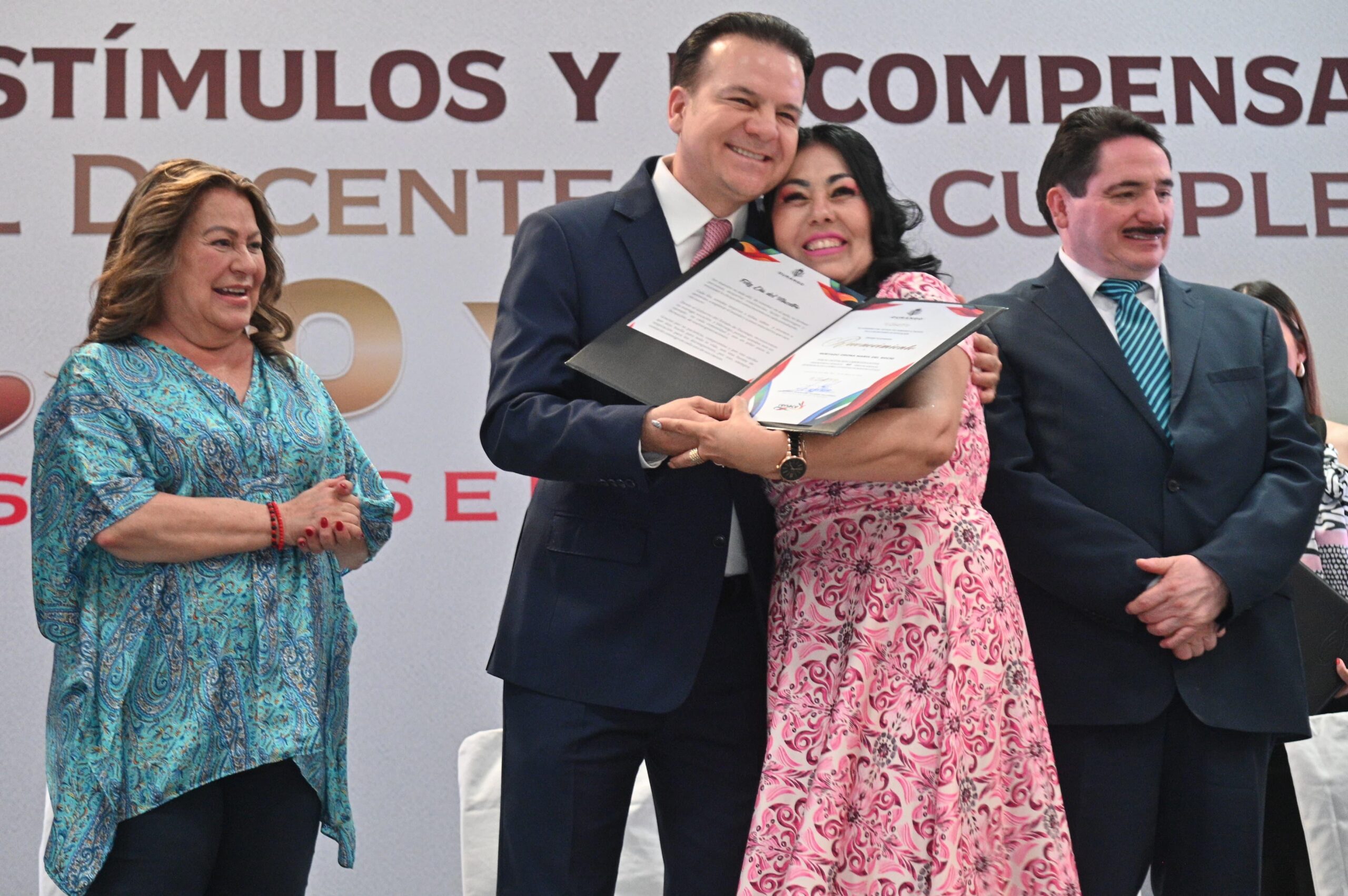 Celebran en la Laguna la vocación docente con reconocimientos por años de servicio