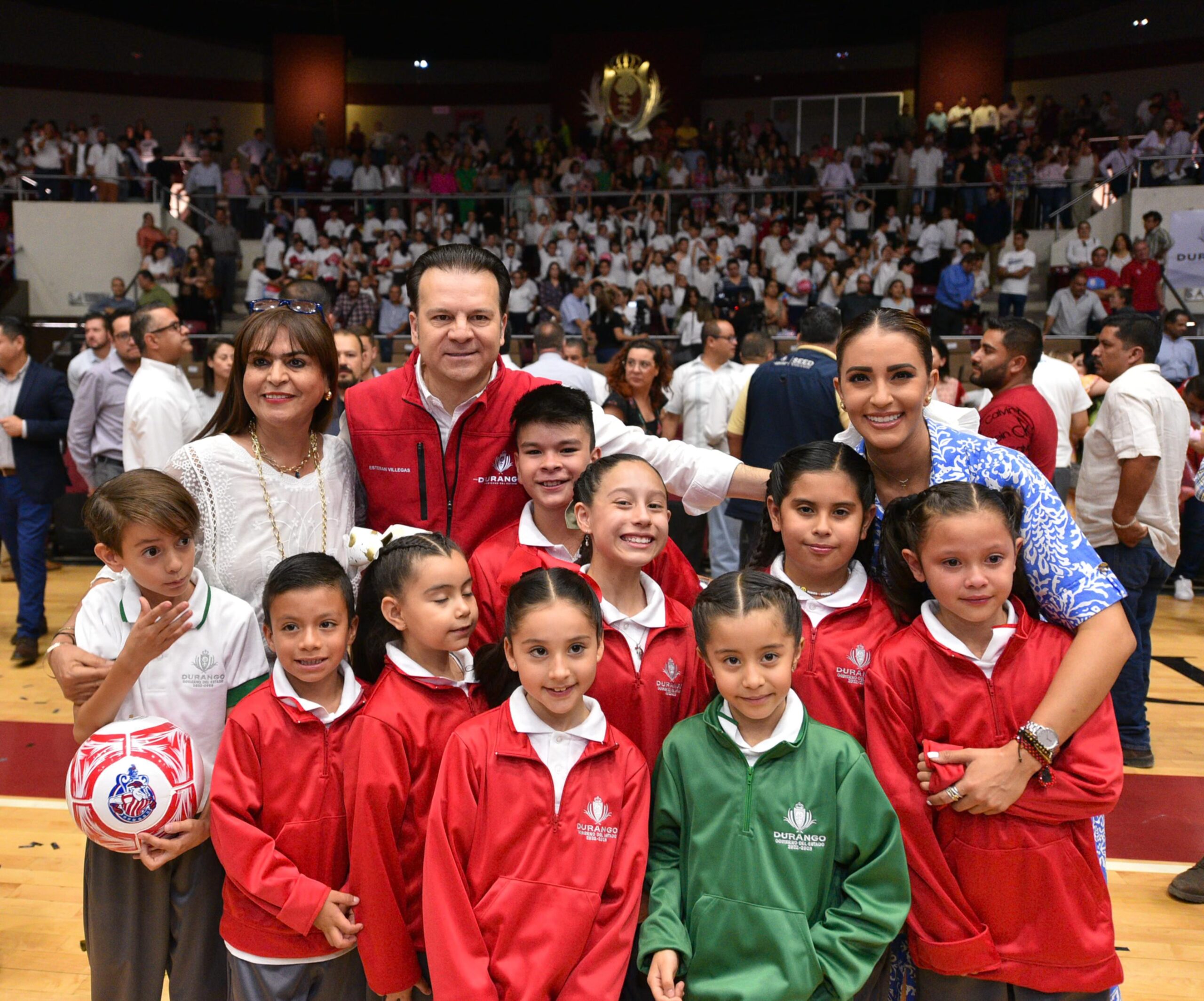 Útiles y uniformes gratuitos ahora son un derecho constitucional en Durango