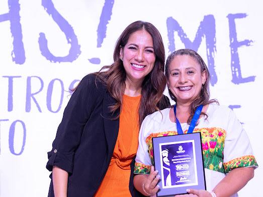 Reconocen a 679 docentes en Guanajuato por 30 y 40 años de servicio educativo