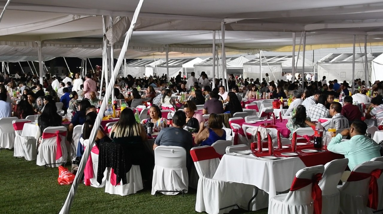 Con música, regalos y becas, San Miguel celebra a maestros
