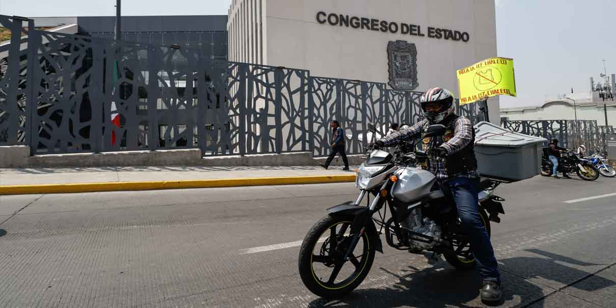 Motociclistas de Puebla dicen NO a la ‘Ley Chaleco’; portar placas en casco y chaleco los criminaliza, dicen