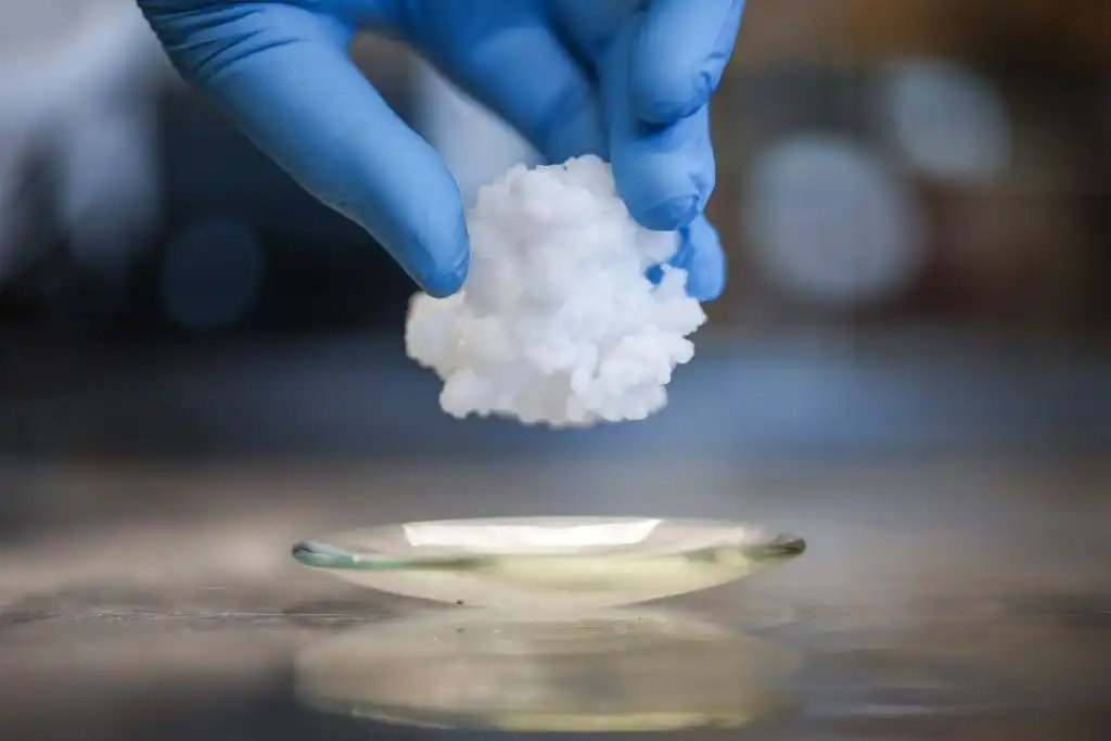 ¿Cristales que enfrían? La nueva apuesta para reemplazar los gases en el aire acondicionado
