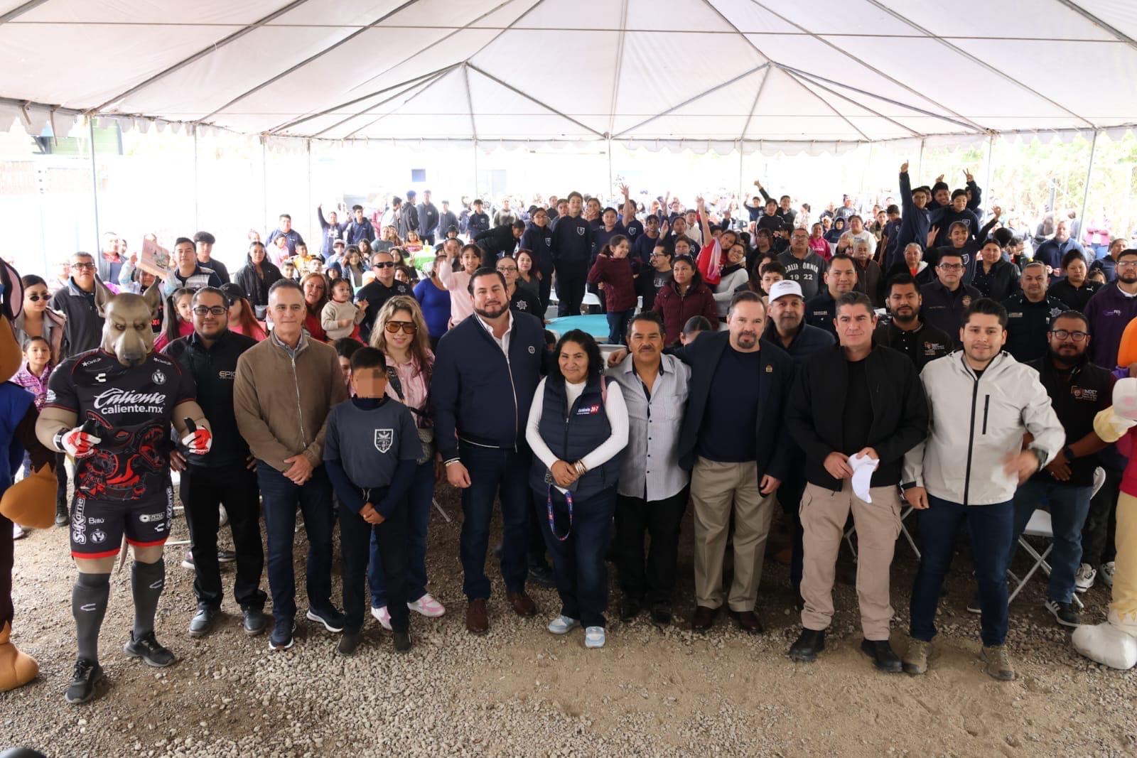 Tijuana rinde homenaje a hijos de policías y bomberos