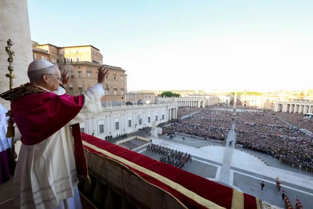 El primer discurso de León XIV: un llamado a la paz y a la unidad desde el Vaticano