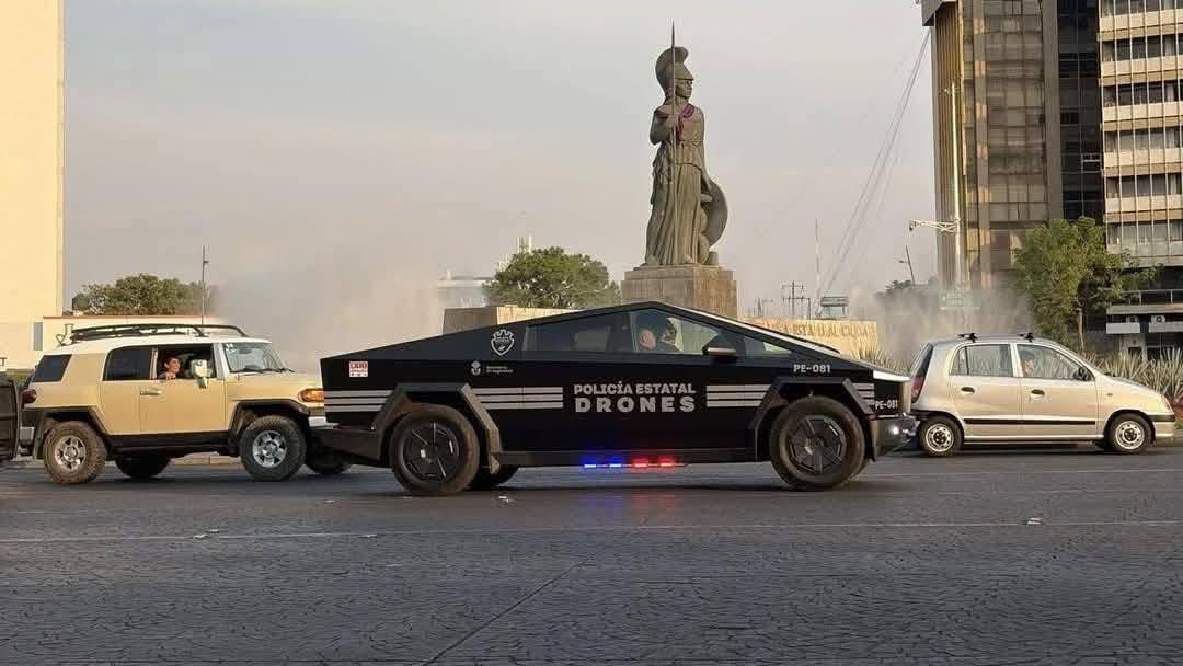Una Cybertruck de Tesla patrulla como policía en Guadalajara