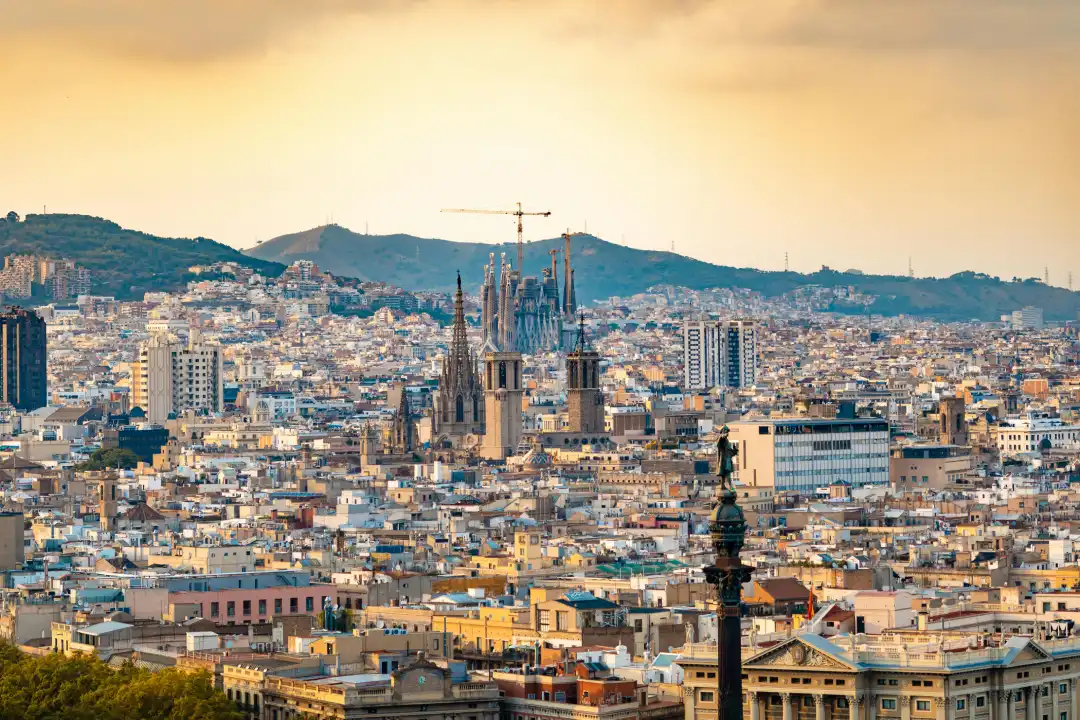 España se lanza contra Airbnb: le ordena eliminar 66,000 anuncios ilegales de alquiler turístico