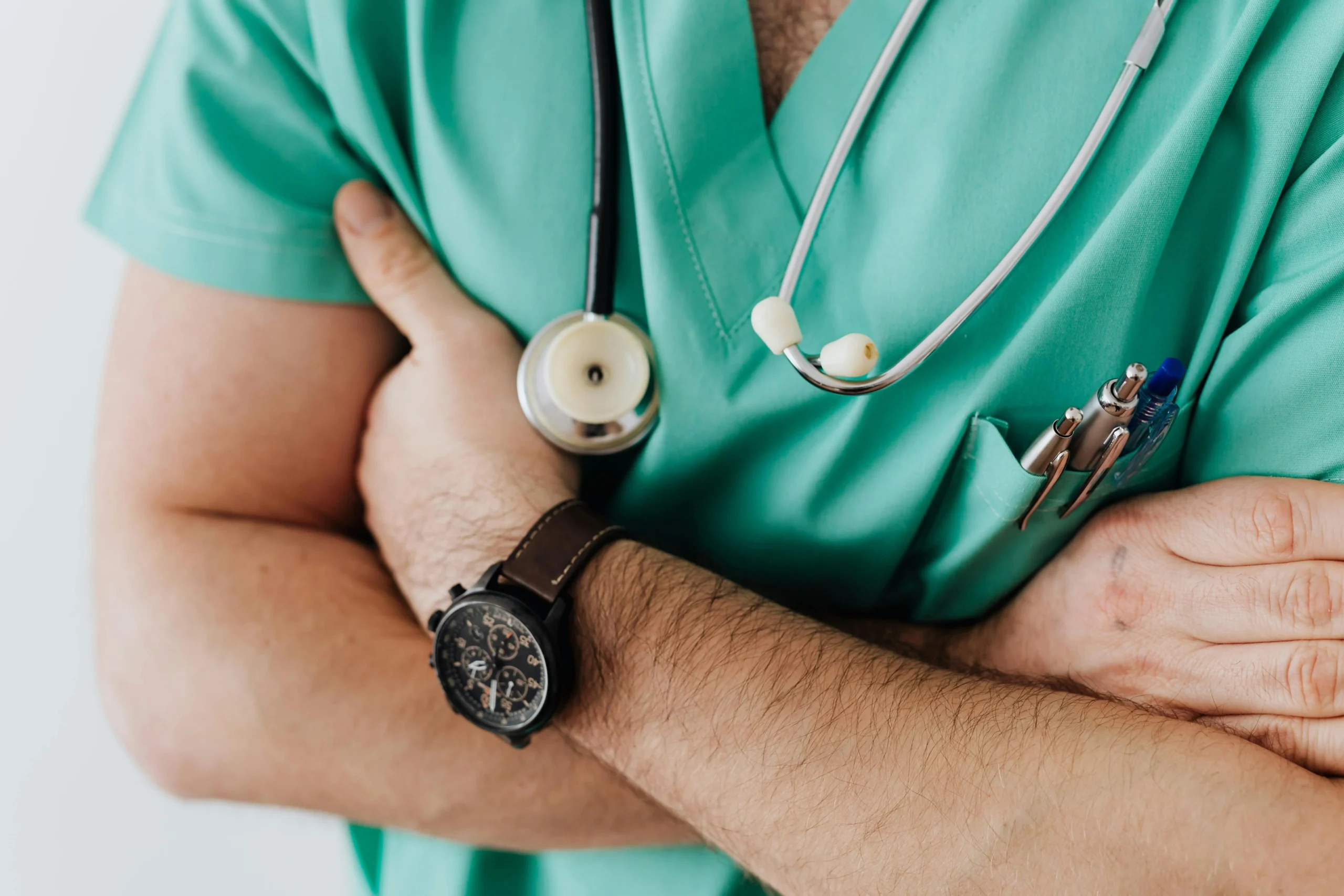 Por déficit de especialistas, se contratará a médicos de otros estados