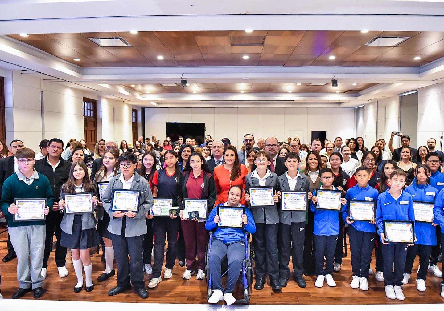 Entregan becas a estudiantes de Aguascalientes que competirán en Estados Unidos y Singapur